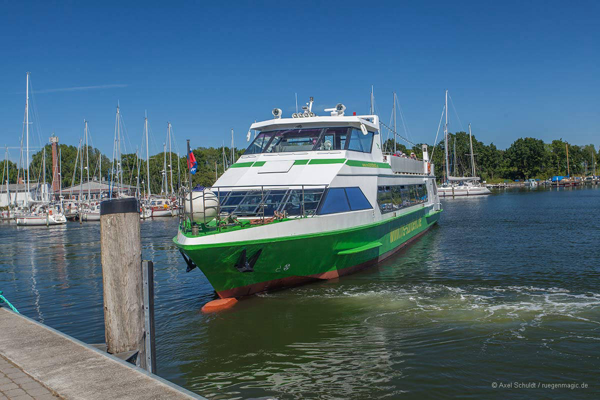 Fahrgastschiff im Lauterbacher Hafen